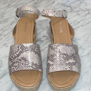 SODA SANDALS
